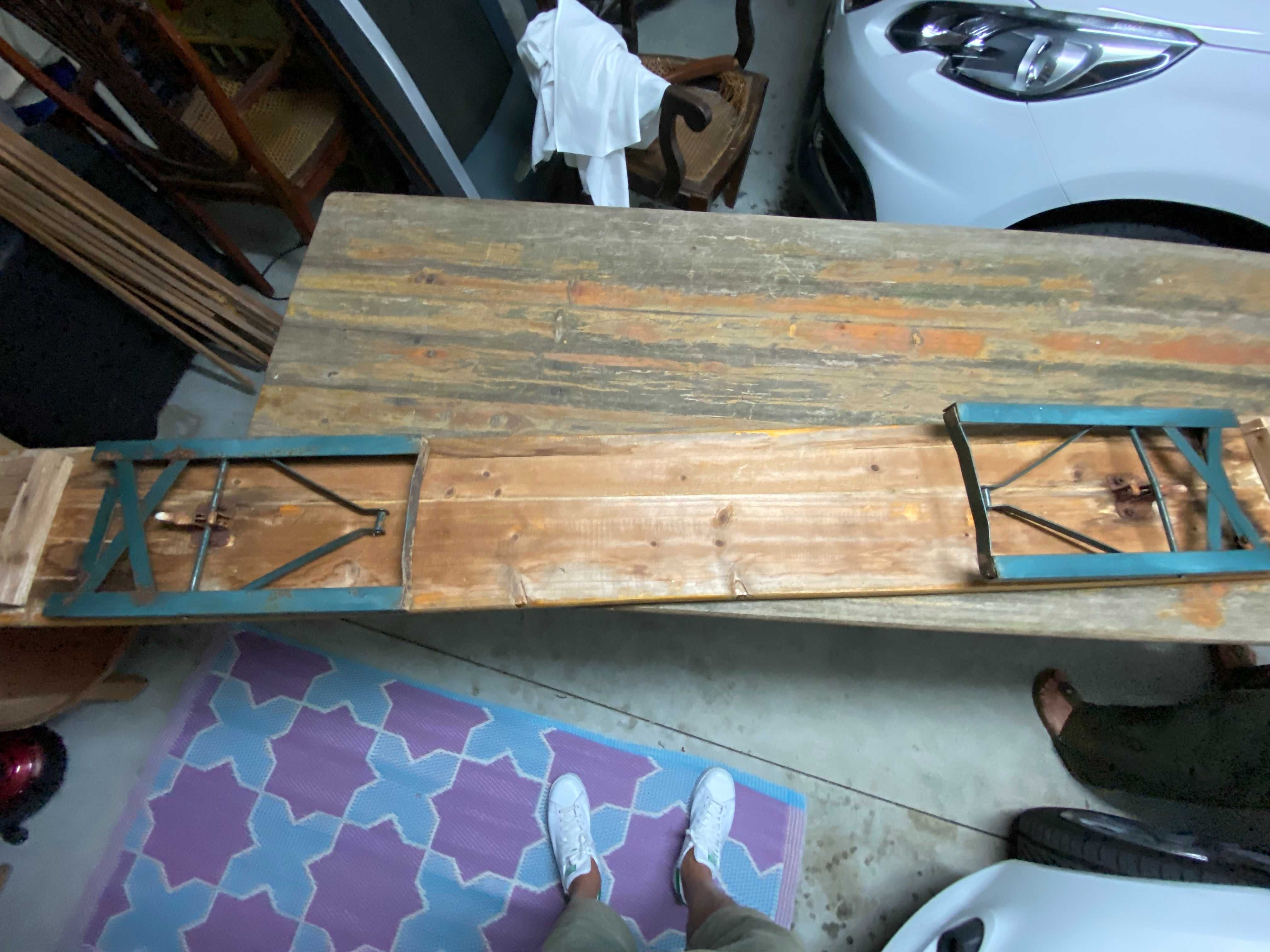 Mesa de exterior com dois bancos