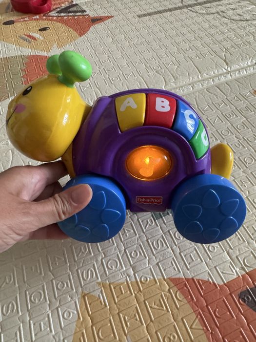 Музична каталка для равлик fisher price