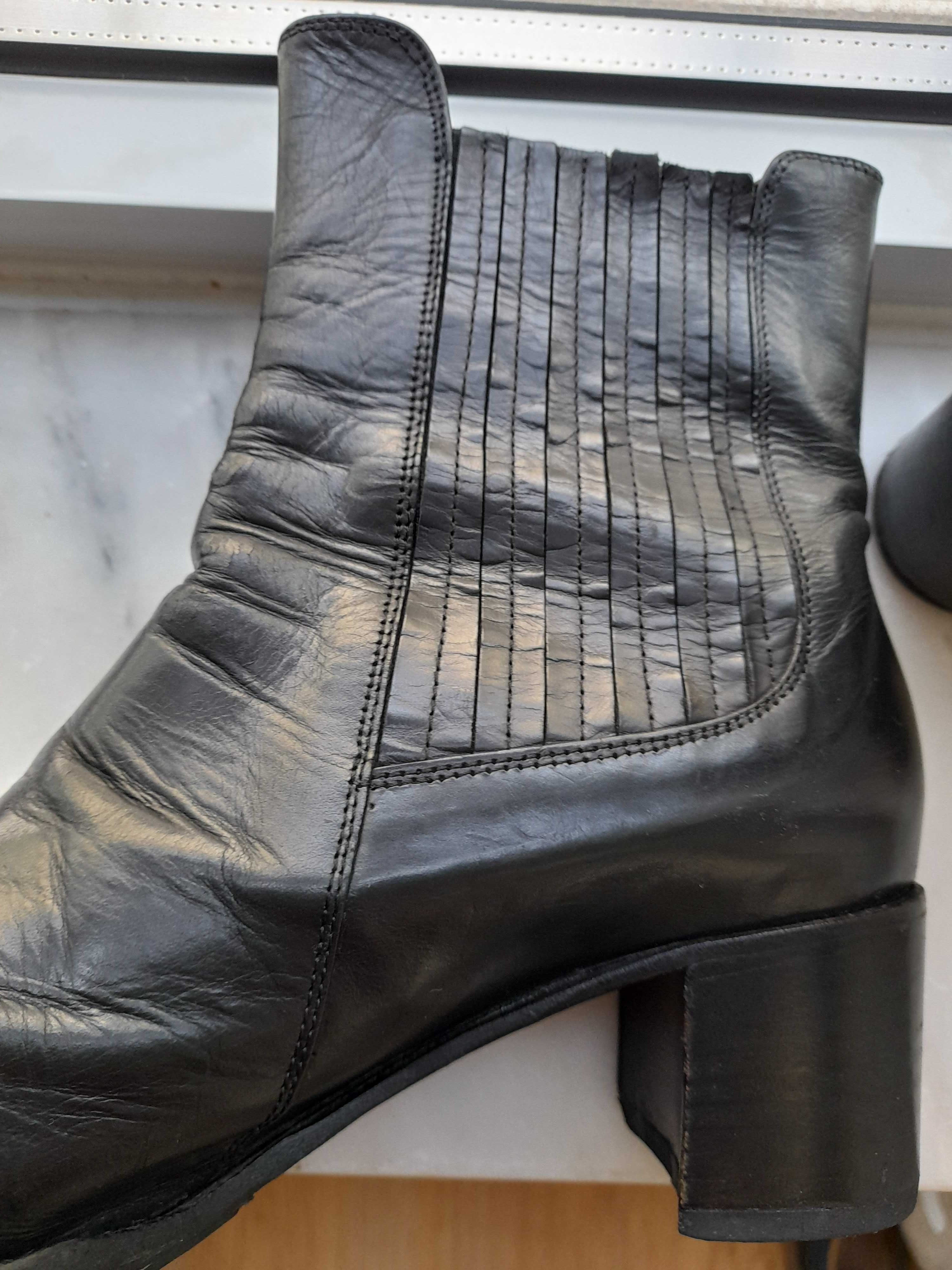 Botas pretas italianas em pele, cano curto.