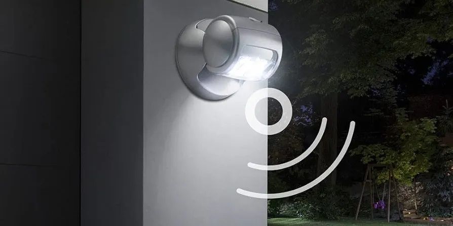 Вуличний ліхтар з датчиком руху