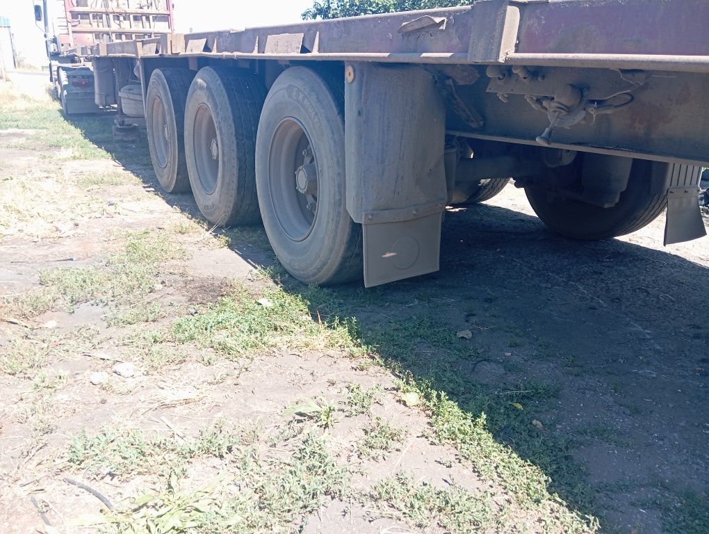 Продам полуприцеп контейнеровоз,площадка SAMRO в хорошем состоянии