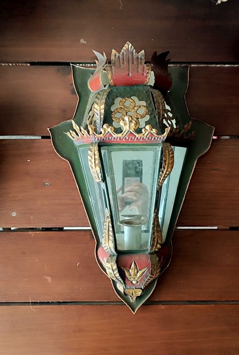 Aplique de parede antigo em folha de metal