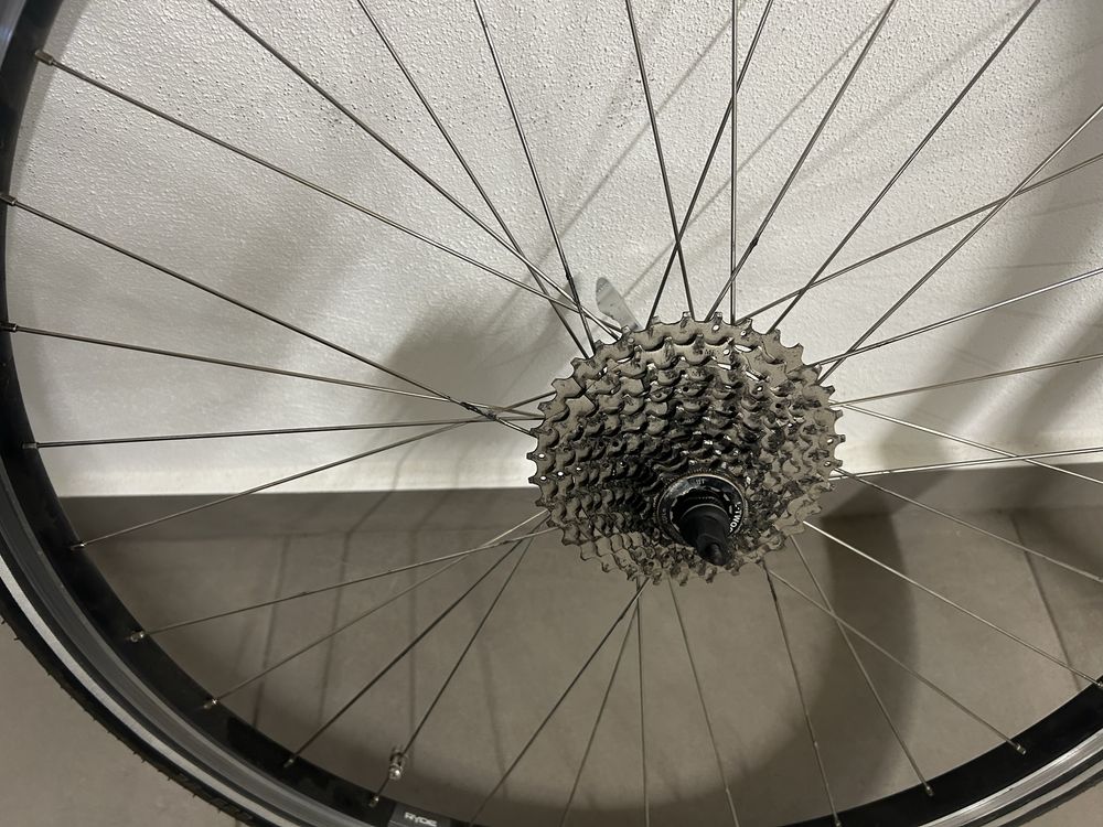 Material para bicicleta ( rodas 28, desviador 105, punhos, selim … )