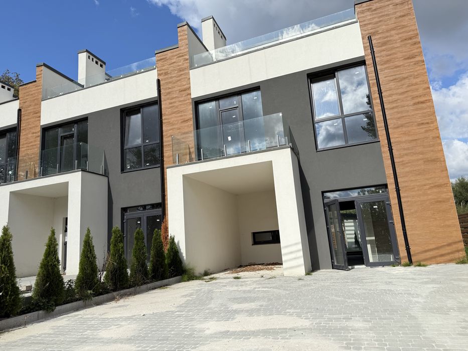 Продається таунхаус біля озера з терасами та басейном