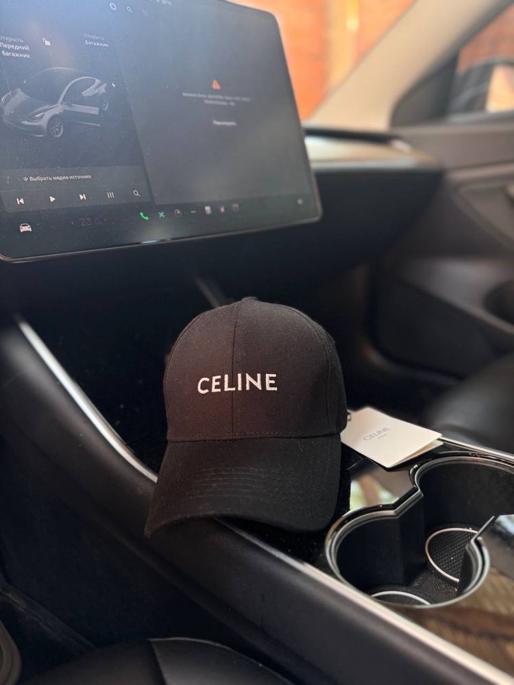 Кепка від Celine
