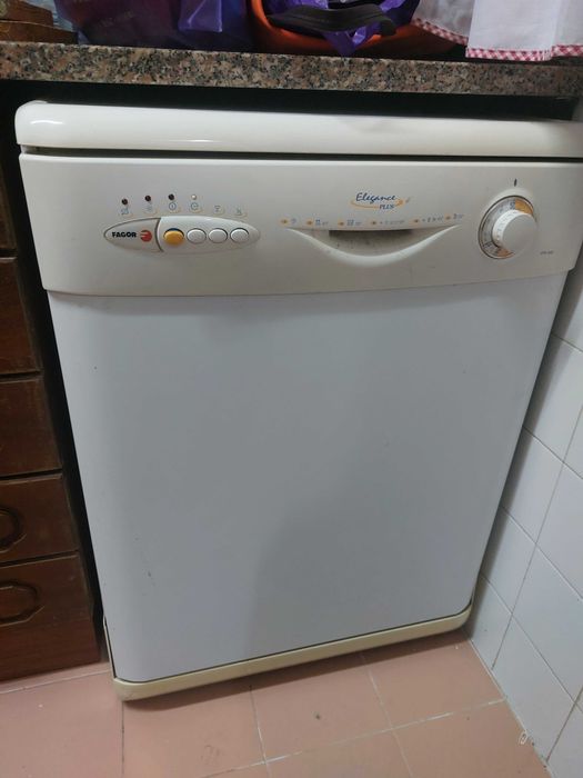 3 maquinas lavar roupa e louça e secador roupa