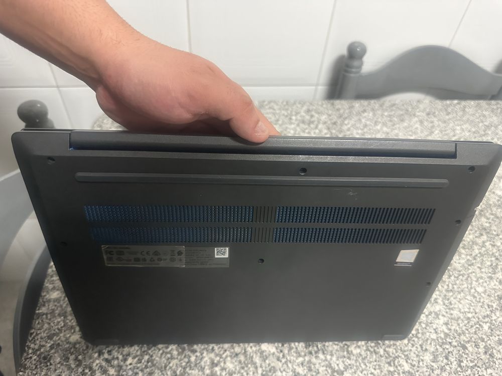 Portátil lenovo LAPTOP-OSTLVCNR