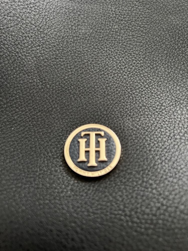Tommy Hilfiger torebka – czarna – ponadczasowa elegancja