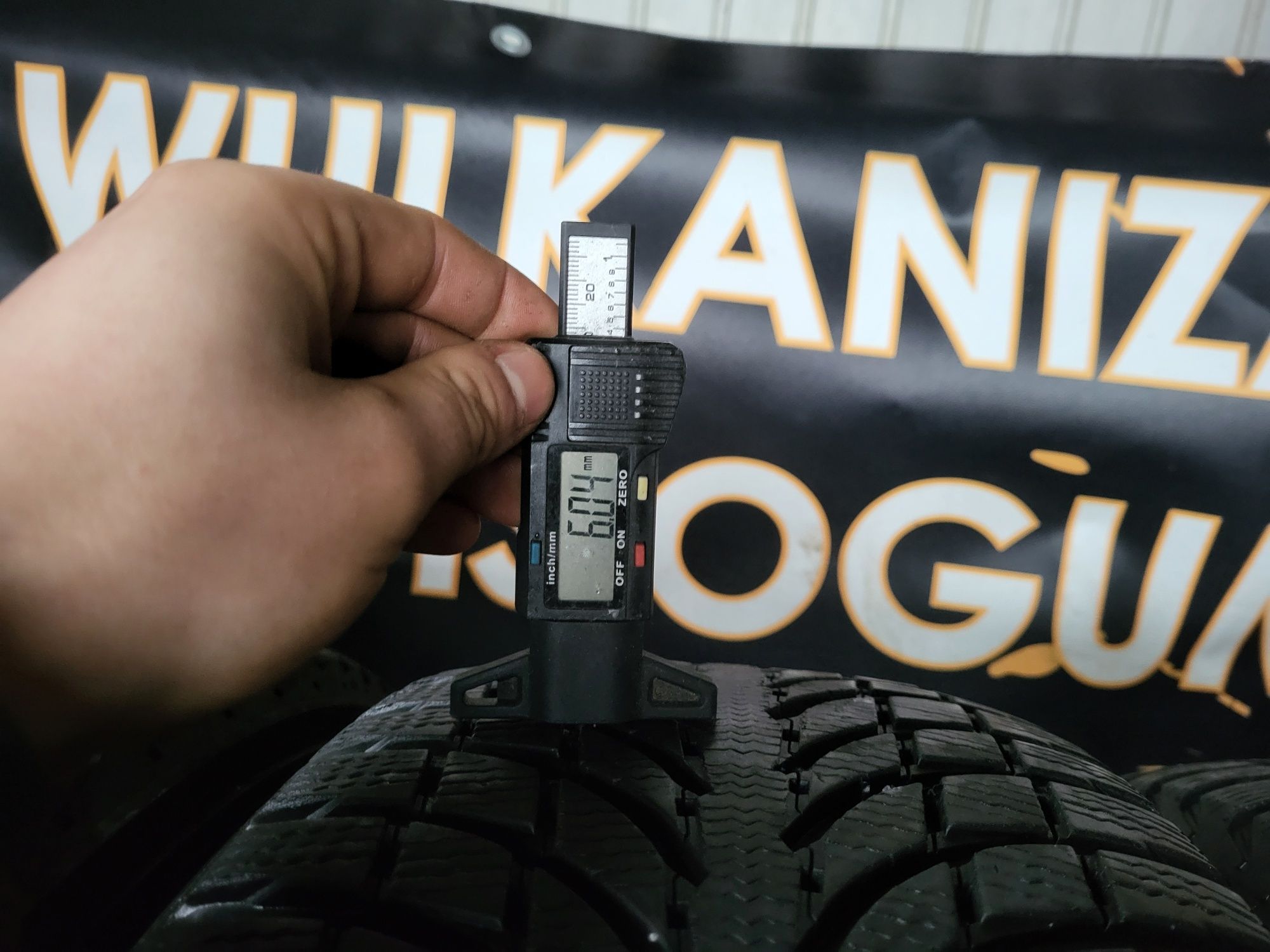 Opony zimowe 235/60/18 Michelin 6/6,5mm