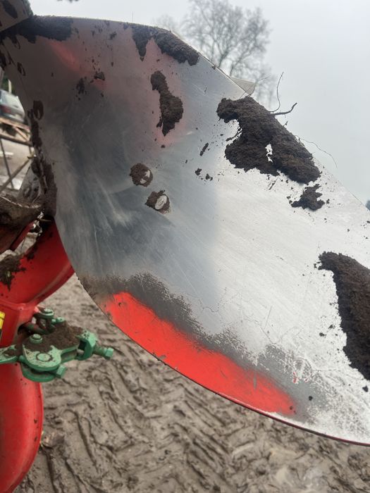 Pług obrotowy Kverneland F160 – 4 skiby, resor