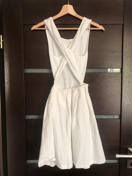 Biała sukienka z odkrytymi plecami r.s