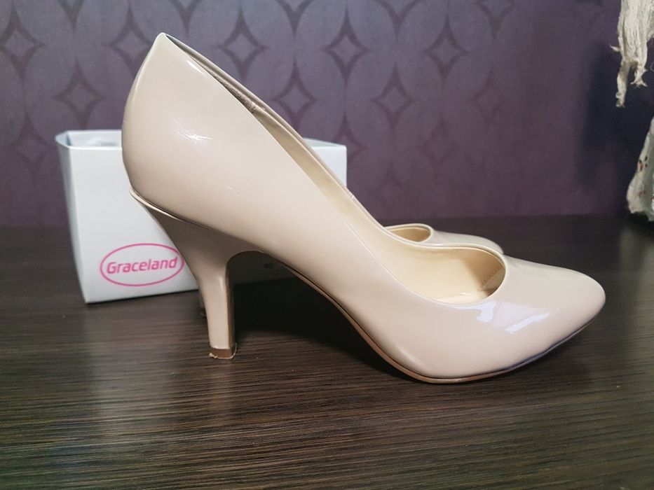 Szpilki lakierowane nude rozm. 40