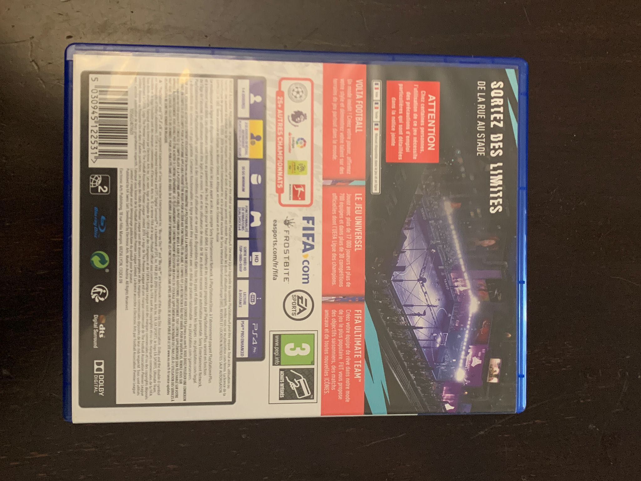 PS4 Pro + 2 comandos + 2 jogos