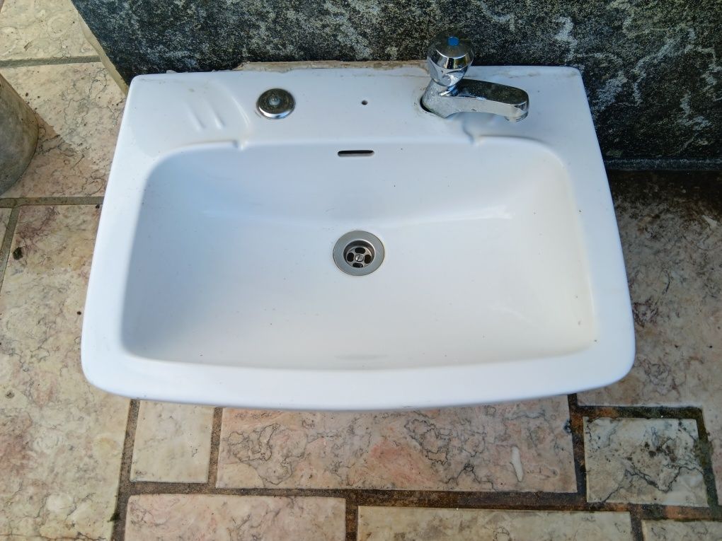 Lavatório casa banho com torneira