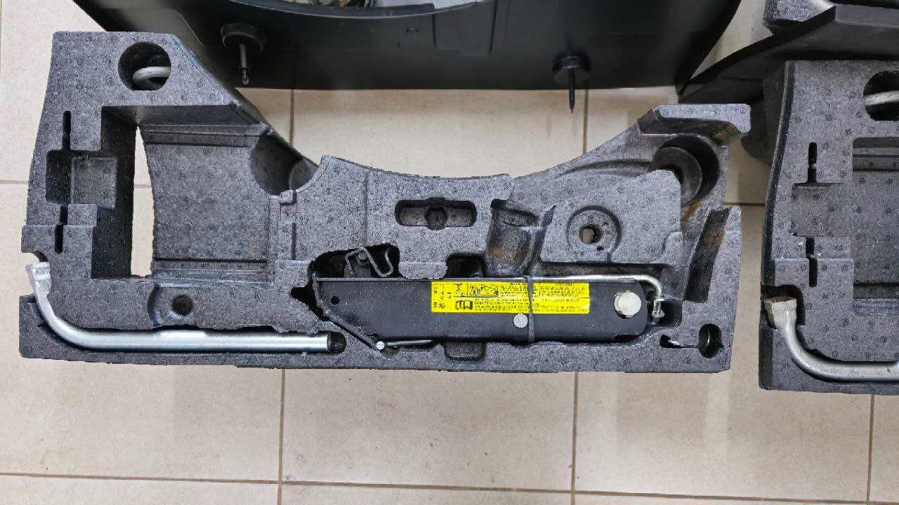 Набір Домкрат Ключ крюк Компрессор Volkswagen Passat B6