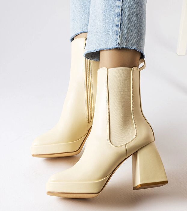 Beżowe botki na masywnym słupku Watson