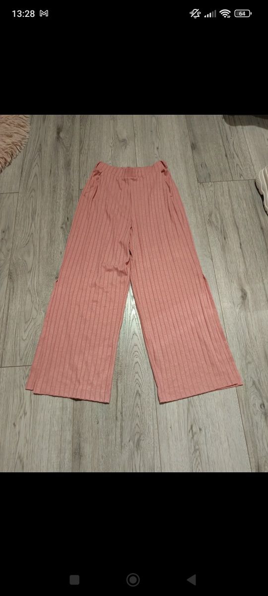 Różowe spodnie na gumce z rozcięciami na nogawkach Bershka m