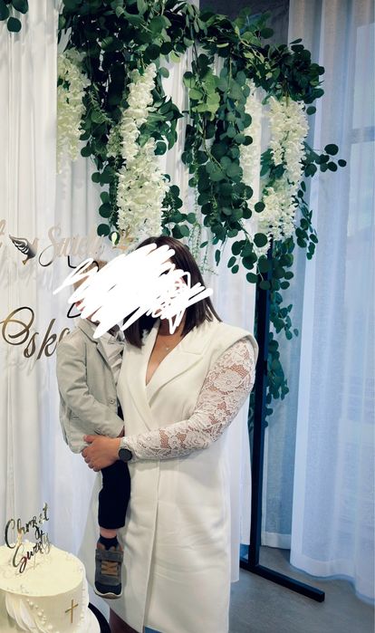 Biała sukienka żakietowa do karmienia na chrzciny