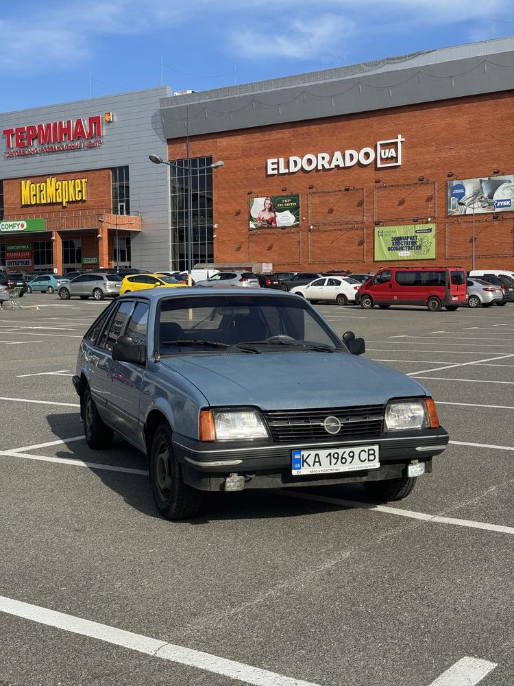 Opel Ascona C в комплектації J