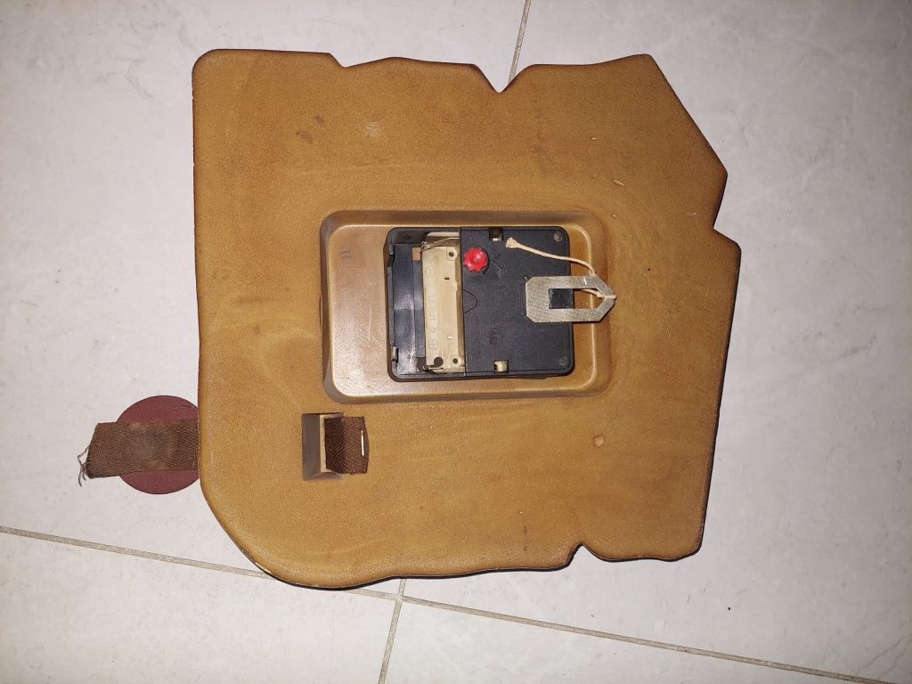 Zegar ścienny retro „Tempus Fugit” z pieczęcią – vintage MDF 22x21 cm