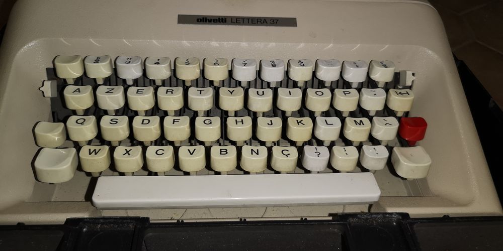 Máquina de escrever Olivetti Lettera 37,