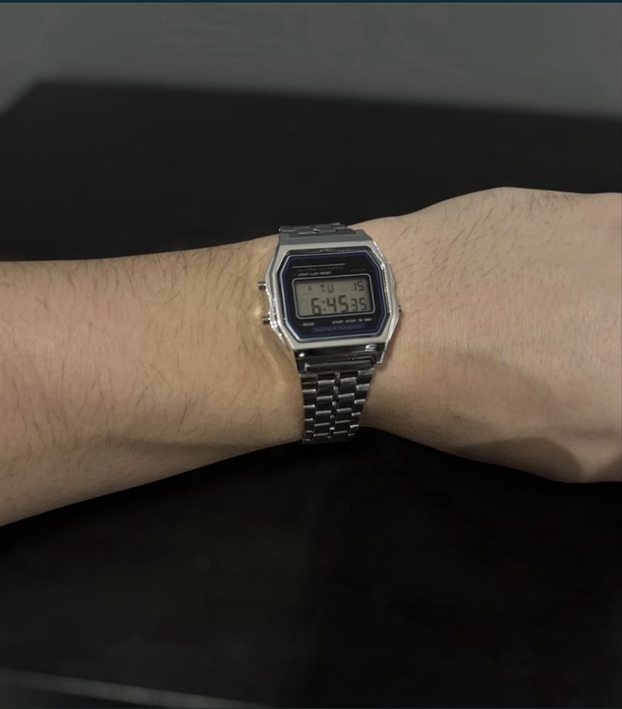 Zegarek elektroniczny retro z bransoletą vintage lata 90 srebrny.