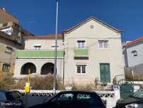 Venda de Moradia Bi-Familiar Devoluta em  Almada com Logradouro e Anex