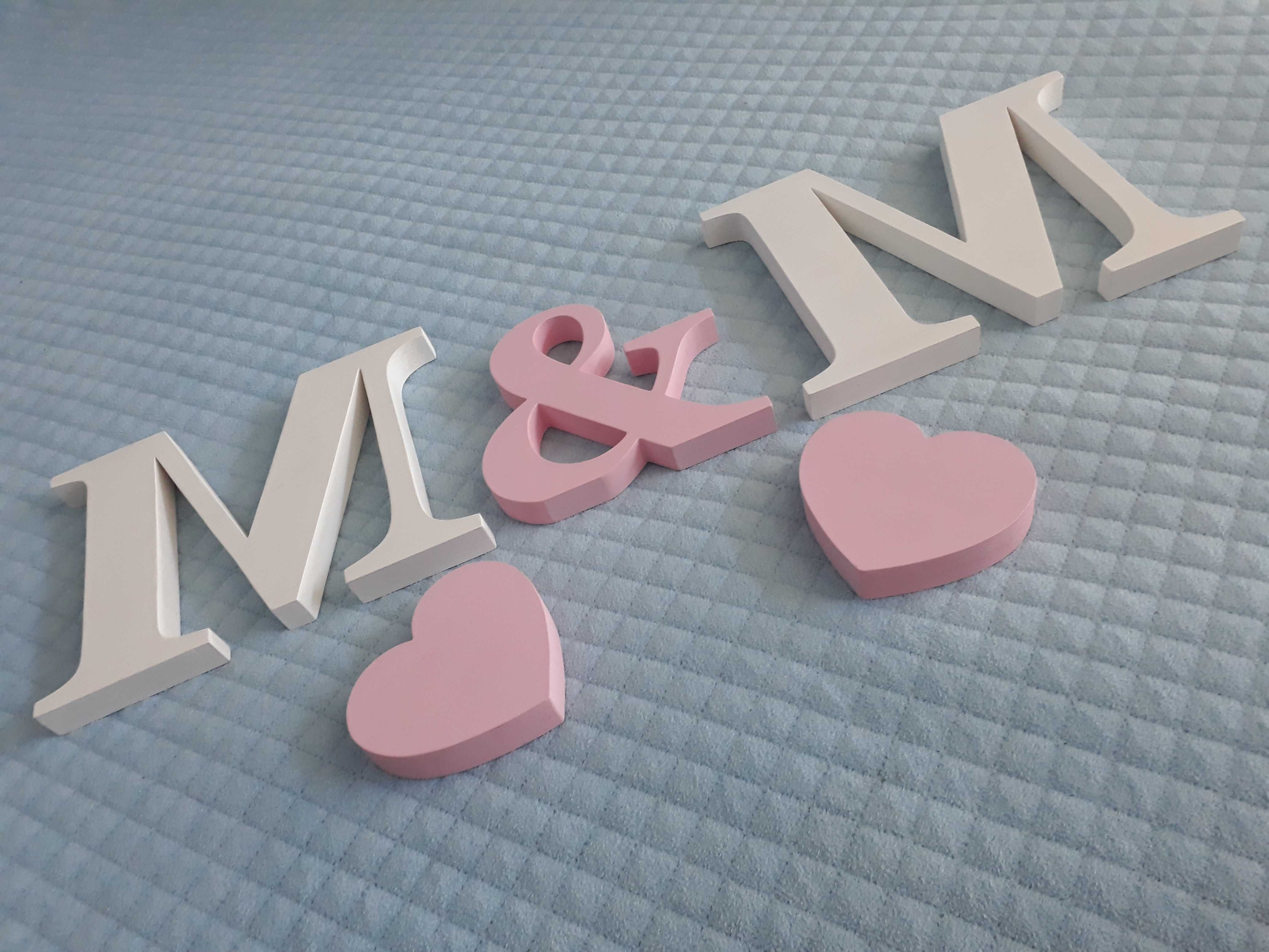 Stojący napis, litery: < 3 M & M < 3  na stół pary młodej