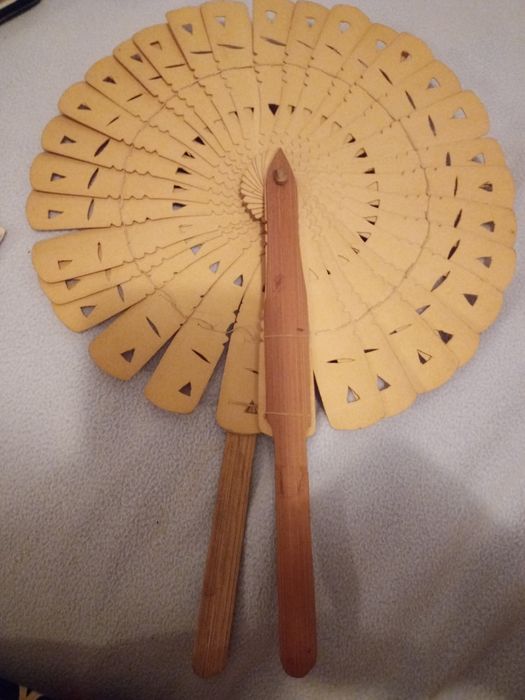 Leque antigo em madeira