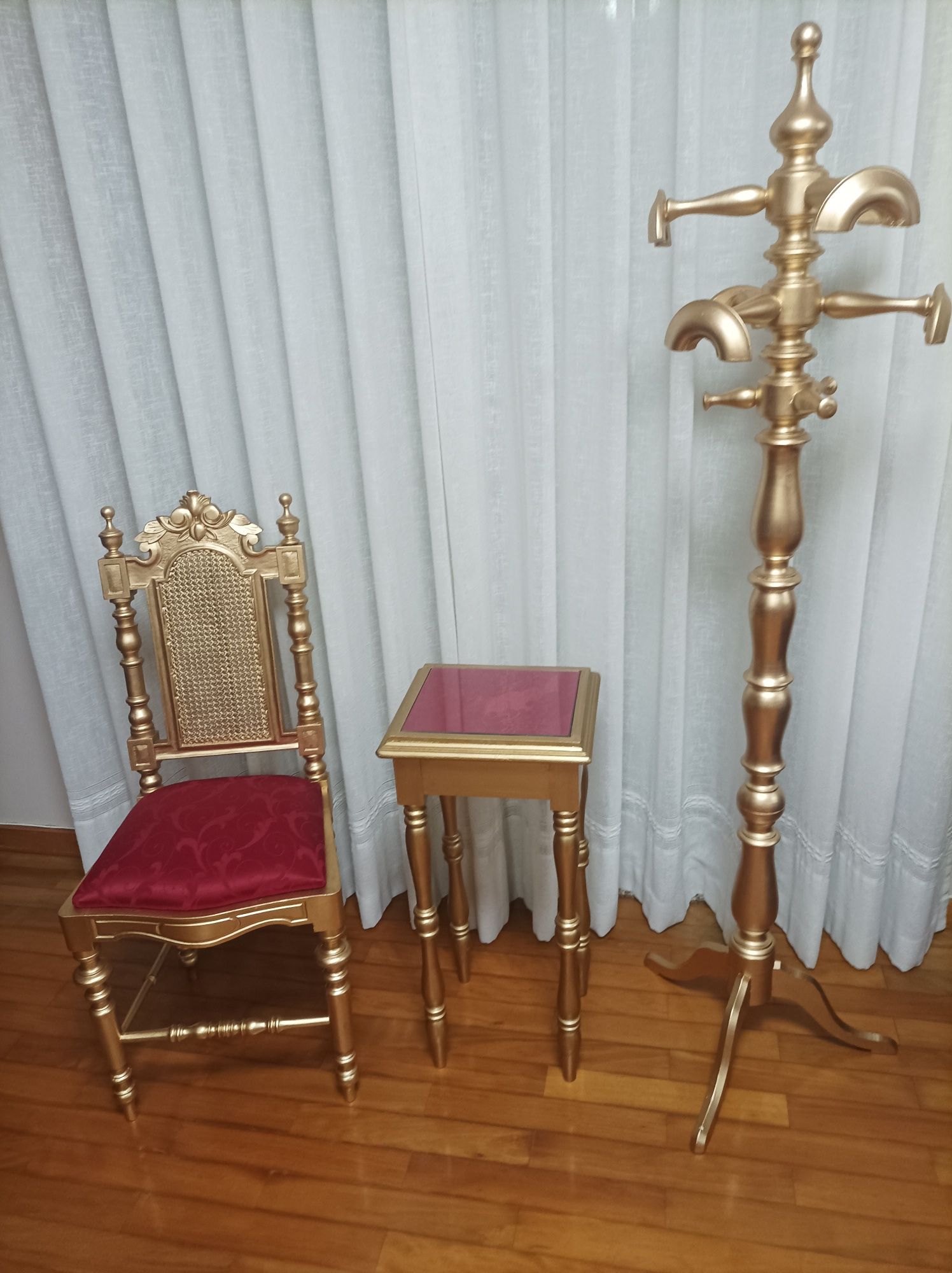Conjunto centenário restaurado acabamento em ouro velho.