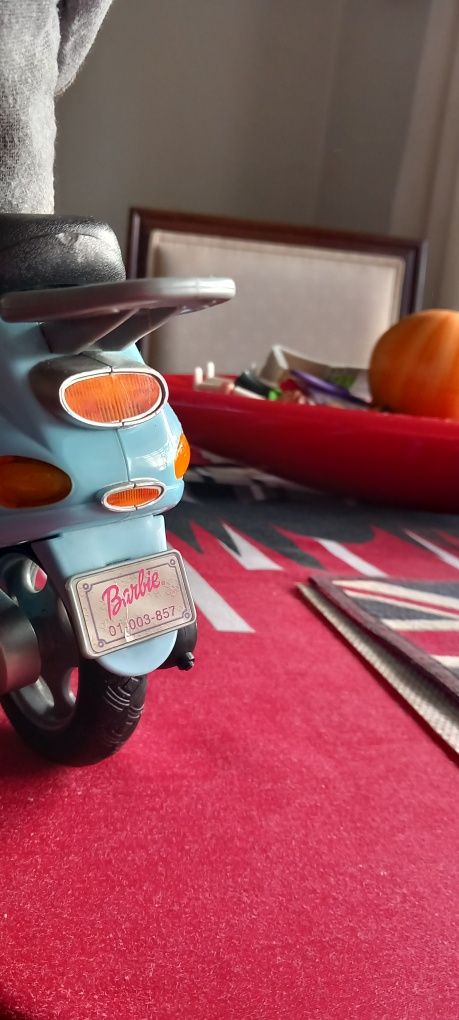 Boneco Mattel com mota Vespa