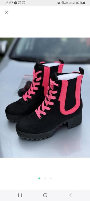 Яркое платье сукня в стиле Versace ботинки.