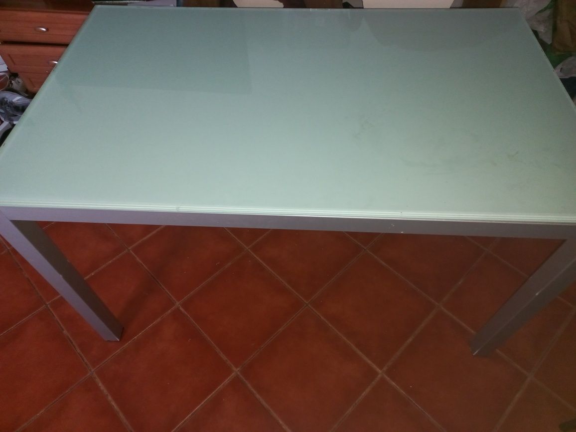 Mesa de vidro de cozinha