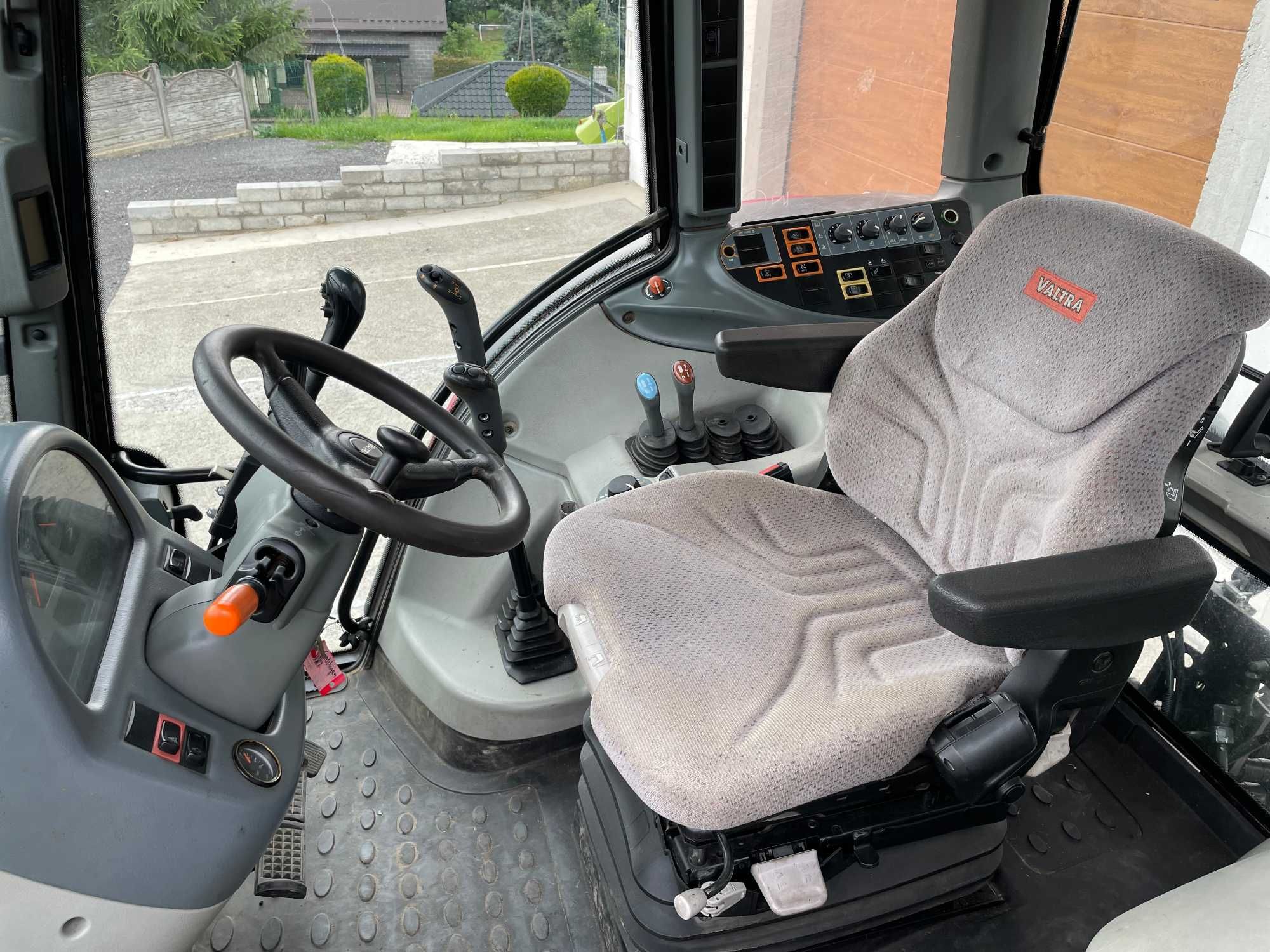 Valtra N101 z Niemiec pneumatyka Ładowacz Quick Klima