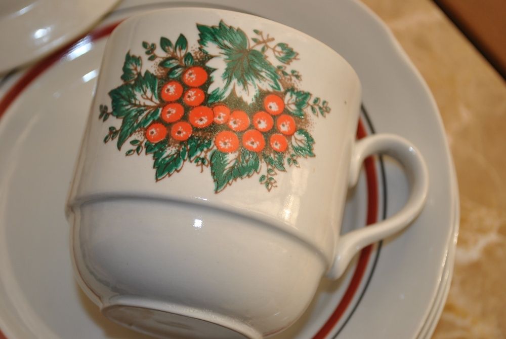 Набор для завтрака / Обеденный сервиз. Тарелки, чашки, пашотницы