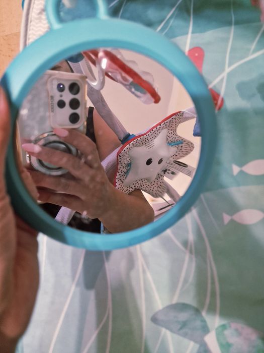 Mata dla niemowląt z motywem morskim i grającą karuzelą Tiny Love