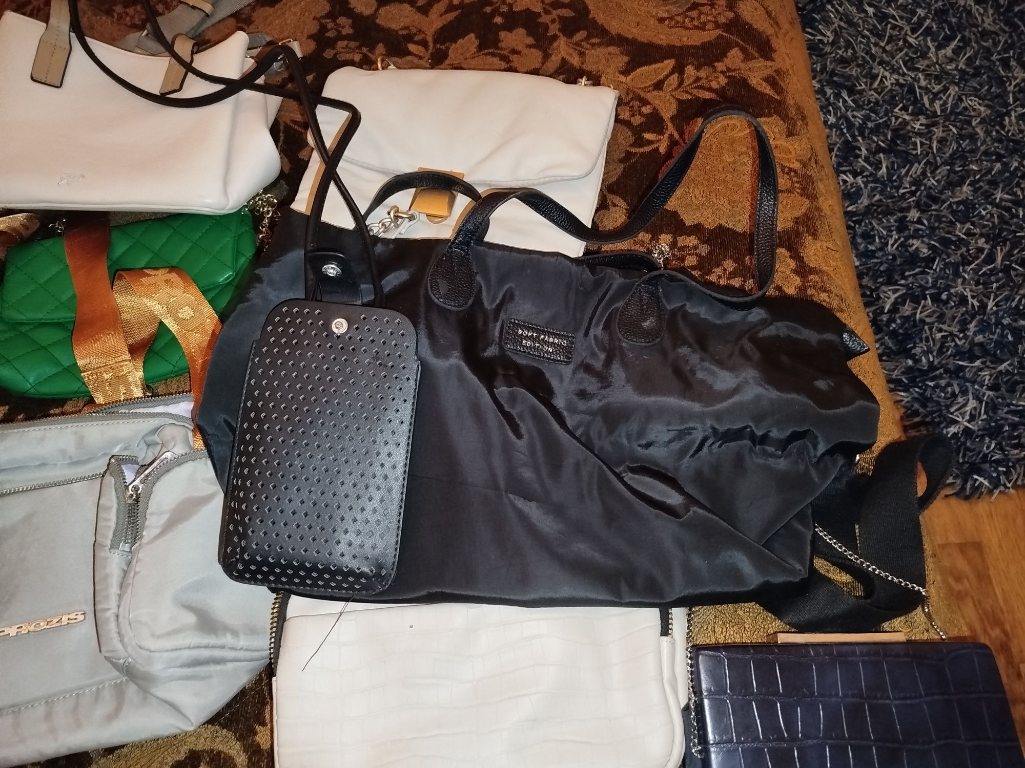 Várias bolsas usadas