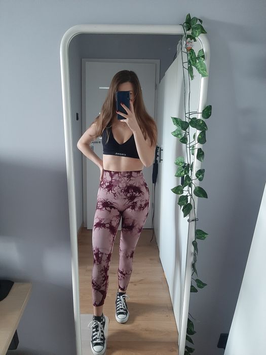 Różowe legginsy na siłownię