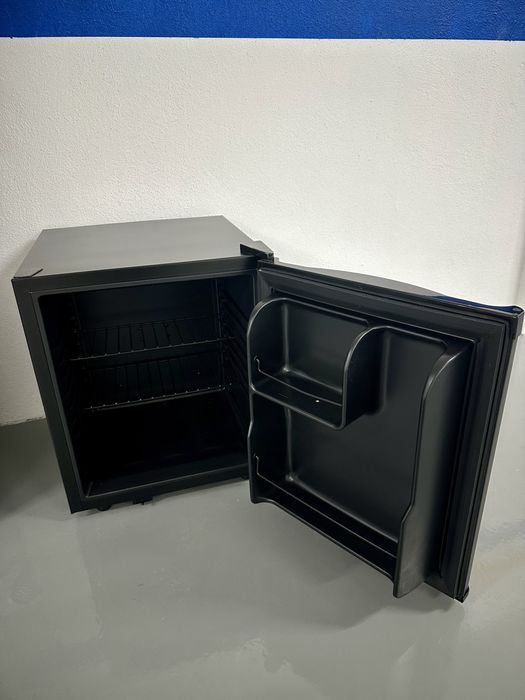Mini bar/frigorifico silencioso preto Makro