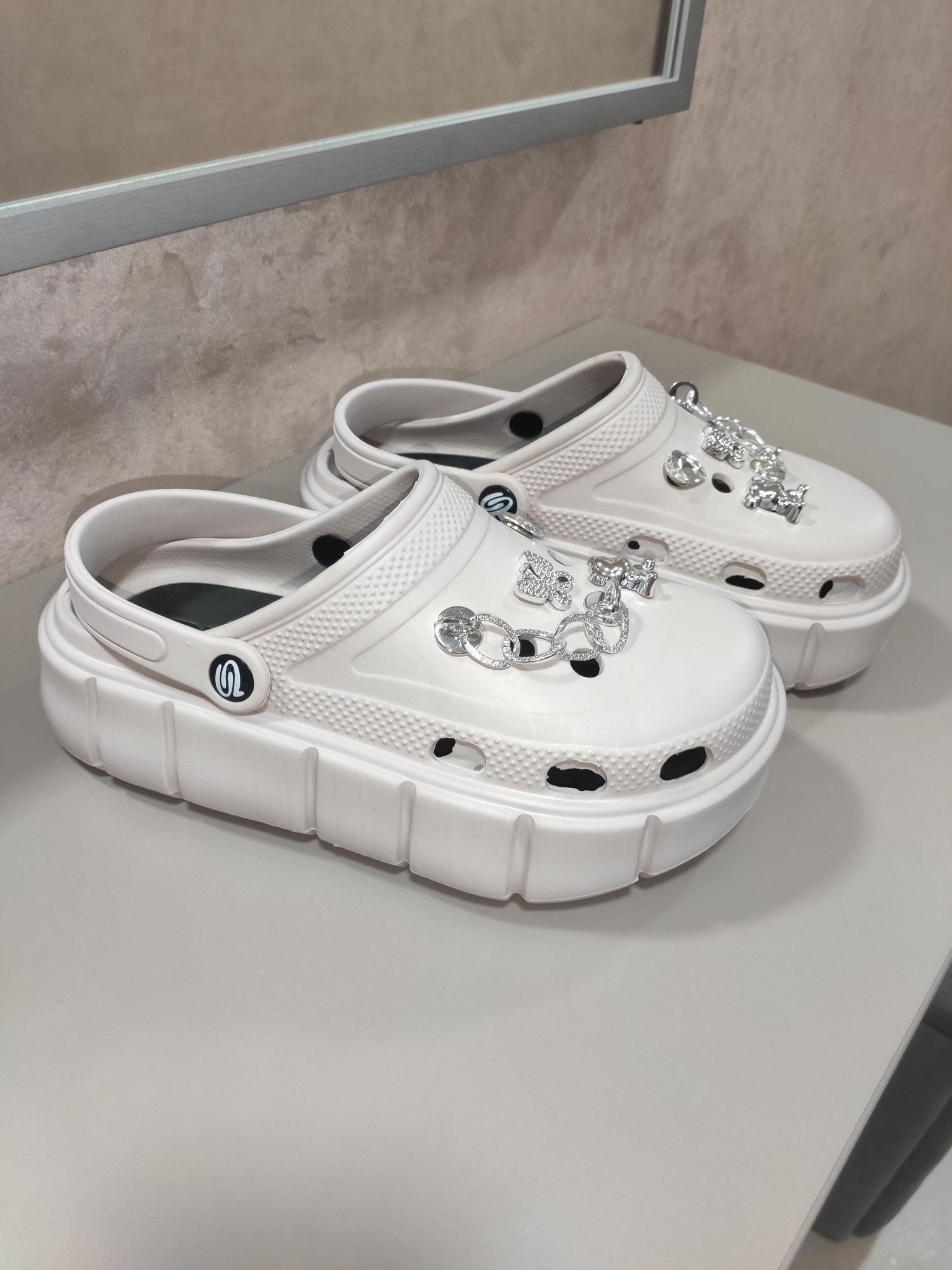 Кроксы женские с джибитсами