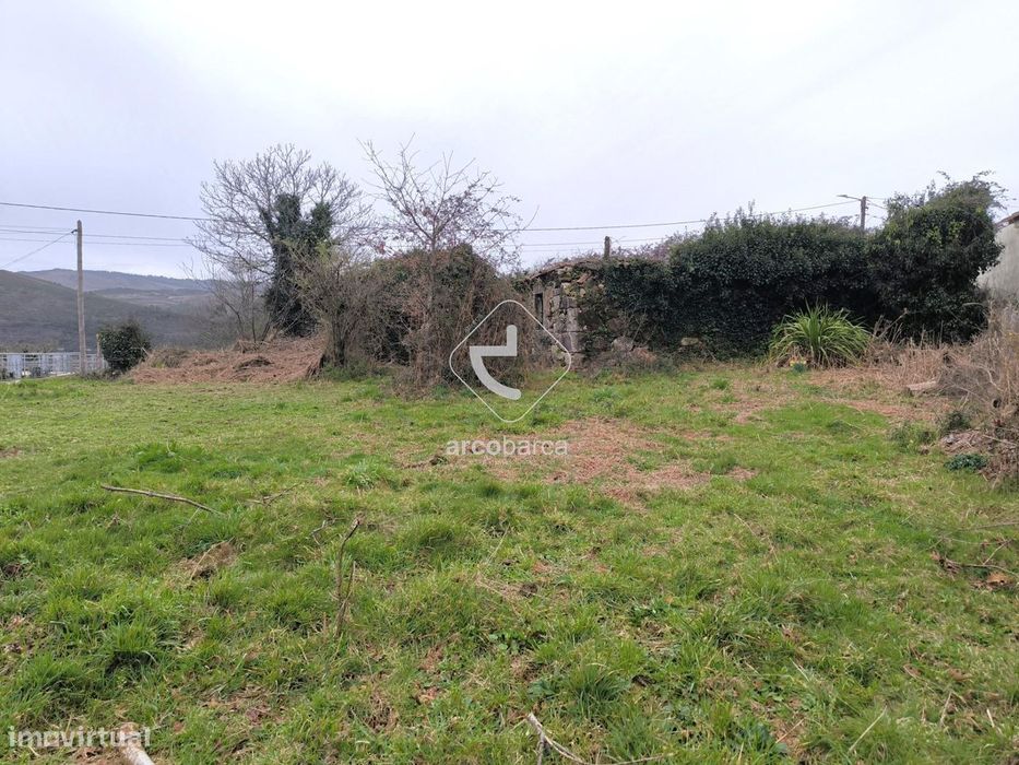Moradia em pedra, em estado de ruina. Cerca de 500m2 de terreno em gav