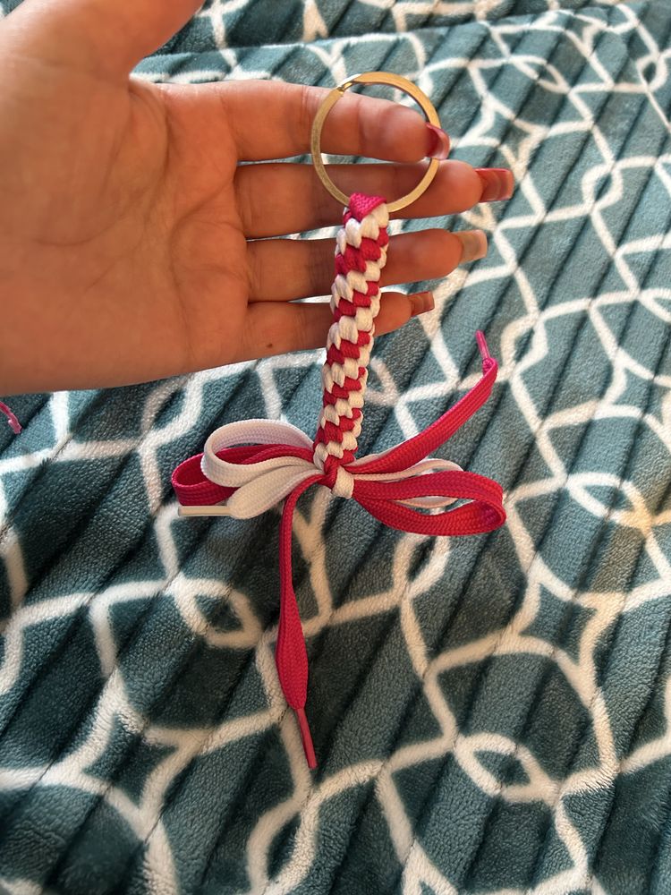 Porta chaves em branco e rosa choque