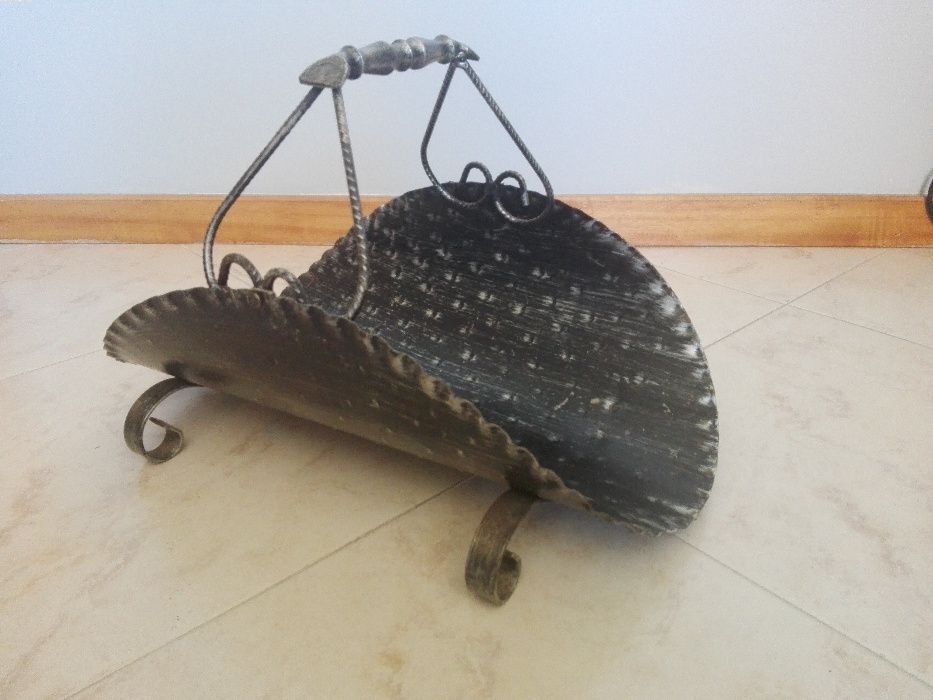 Cesto em ferro para lenha