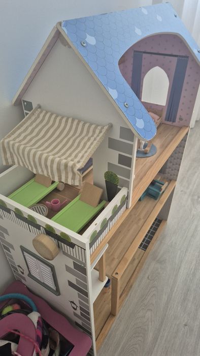 Casa de madeira com mobiliário.