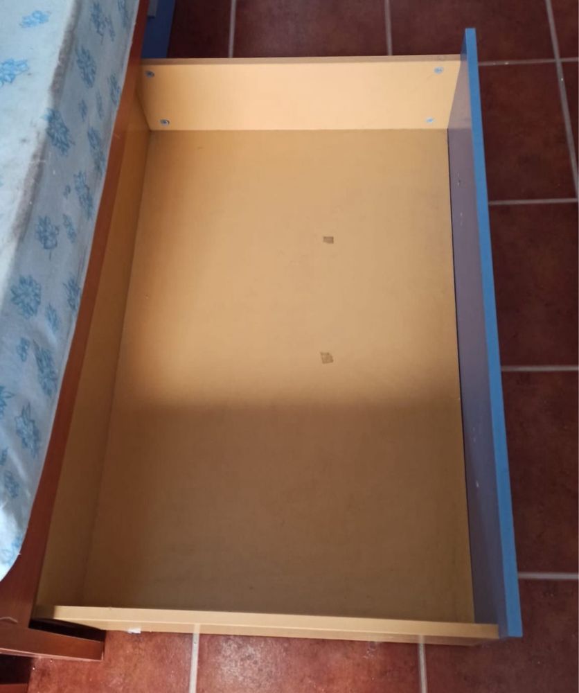 Cama dupla com 2 gavetas de arrumação