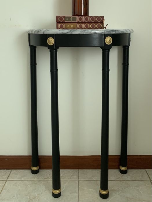 Mesa com tampo de mármore renovada