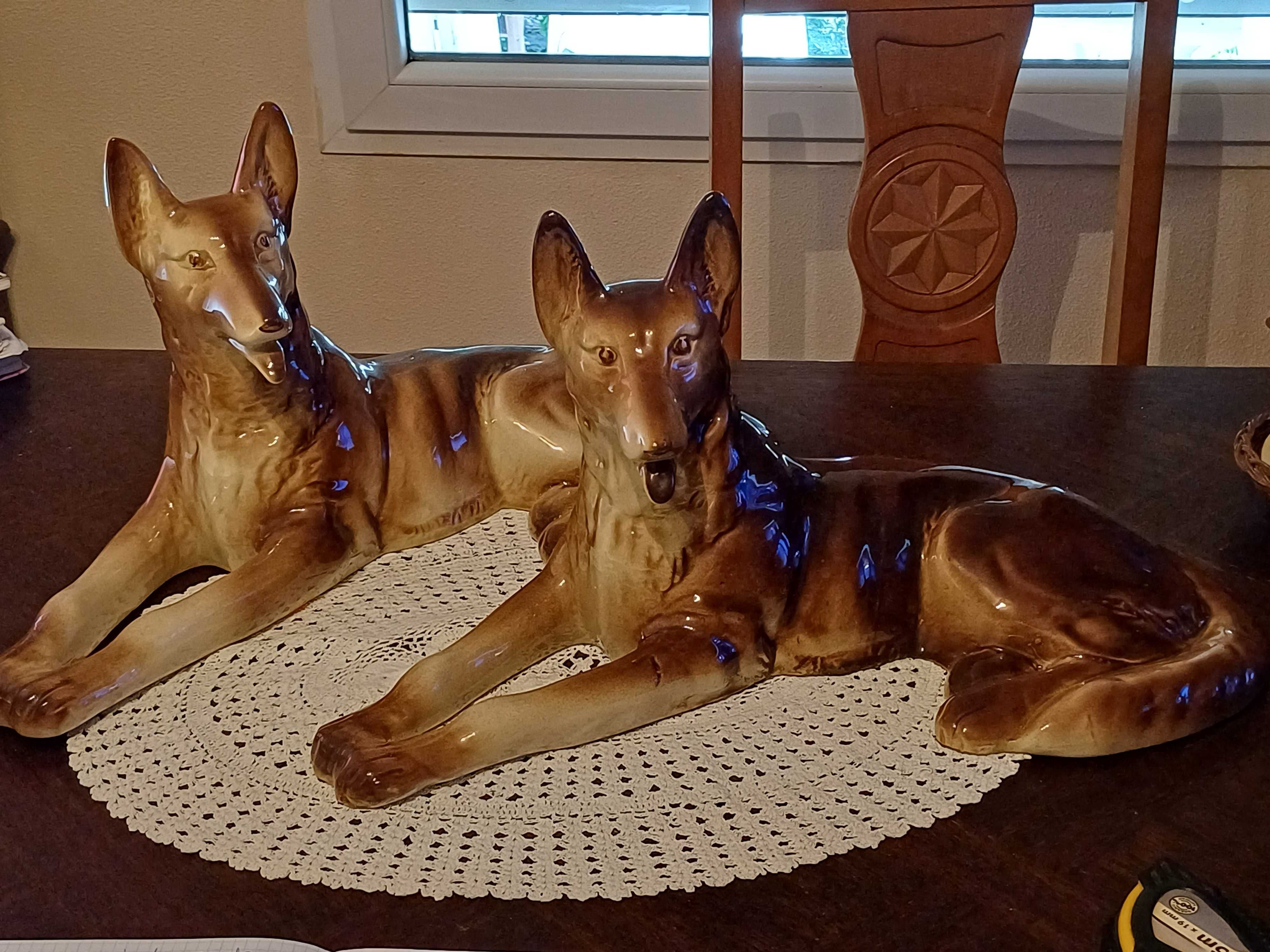 Figury psów sygnowane Seville Francja dł.50cm. (P.3500)