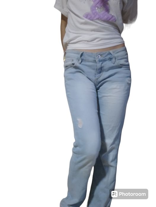 Джинси  блакитні.