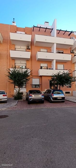 Apartamento T2 com Varandas e parqueamento