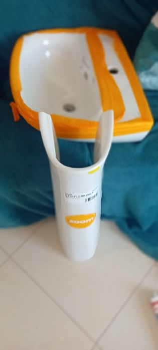 Bacia de casa de banho com pé  novo